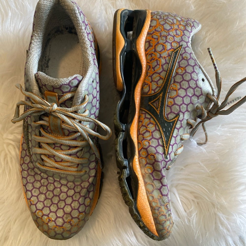 Mizuno Women's Purple and Orange Athletic Shoes. Size W9